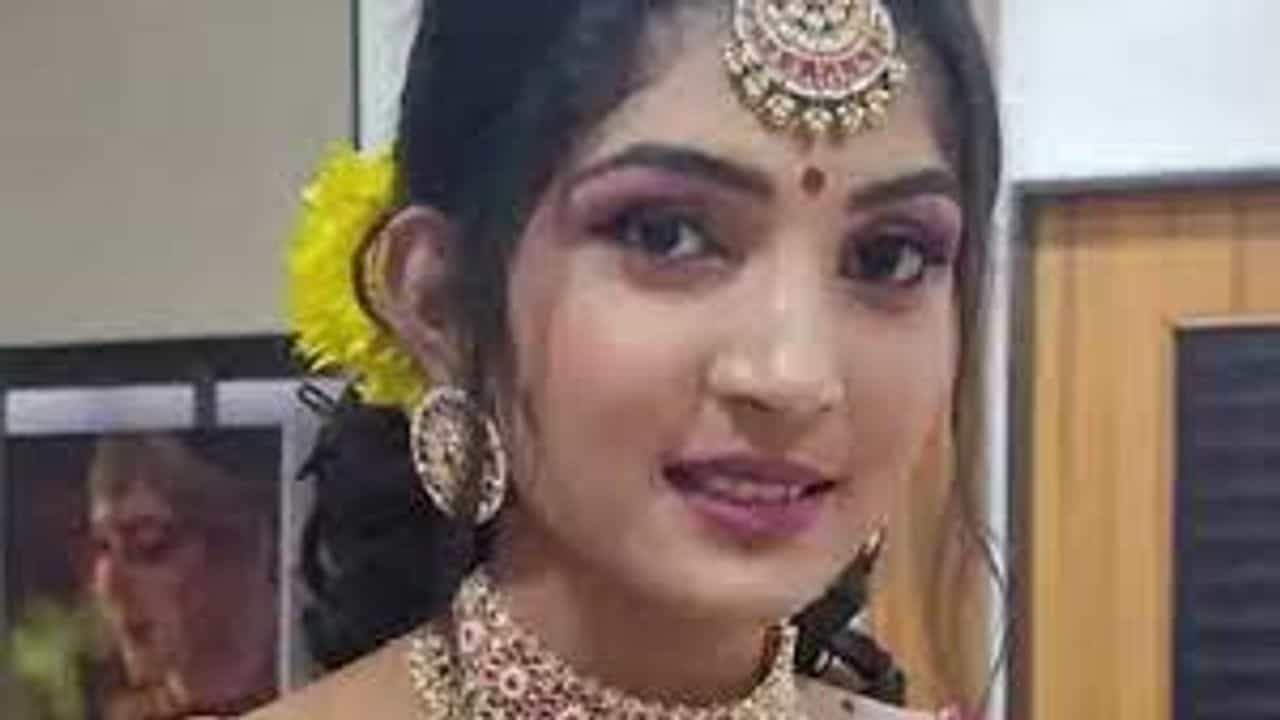 Surat: ગ્રીષ્મા વેકરિયાની અંતિમ યાત્રા નીકળી, માતા-પિતાએ ચોધાર આંસુએ દીકરીને વિદાય આપી