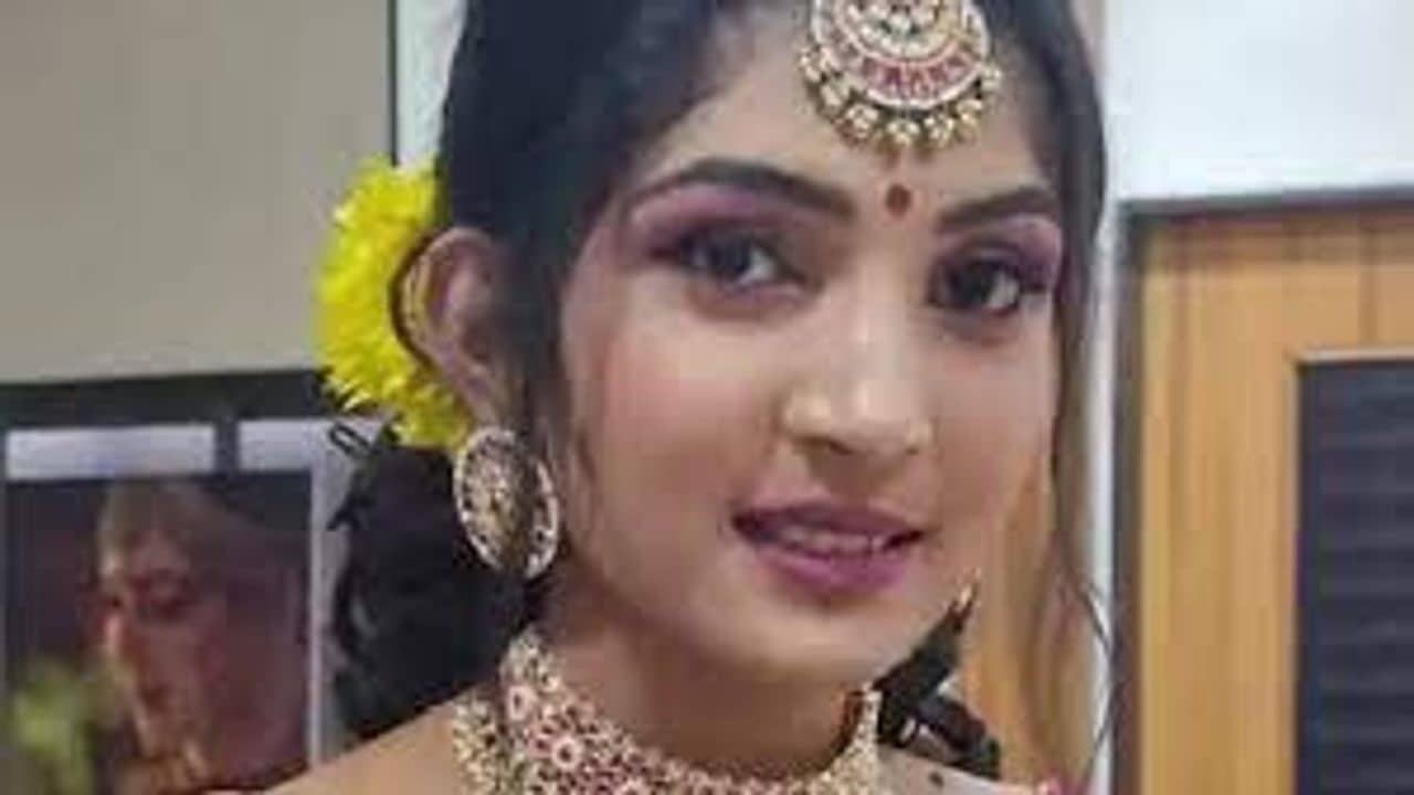 Surat: ગ્રીષ્મા વેકરિયાની અંતિમ યાત્રા નીકળી, માતા-પિતાએ ચોધાર આંસુએ દીકરીને વિદાય આપી