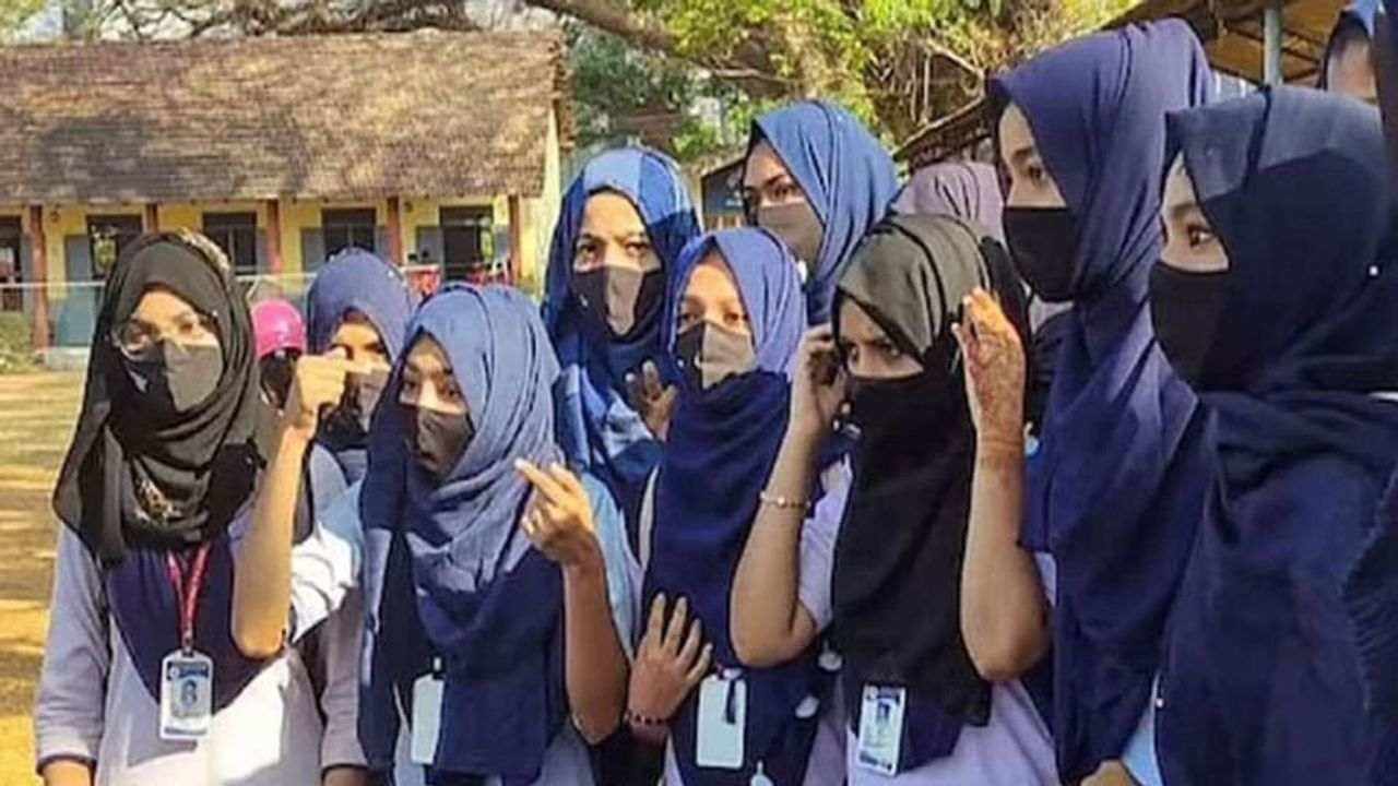 કર્ણાટક હાઈકોર્ટમાં હિજાબ પર પ્રતિબંધ મુદ્દે સુનાવણી, વકીલે કહ્યું- કેન્દ્રીય વિદ્યાલયમાં મુસ્લિમ મહિલાઓને હિજાબ પહેરવાની છૂટ છે