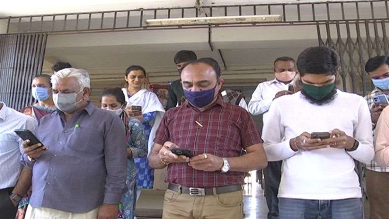 Sabarkantha : સરકારી કર્મચારીઓએ પડતર માંગણીને લઇને સોશિયલ મીડિયામાં આંદોલનના મંડાણ કર્યા Sabarkantha : સરકારી કર્મચારીઓએ પડતર માંગણીને લઇને સોશિયલ મીડિયામાં આંદોલનના મંડાણ કર્યા