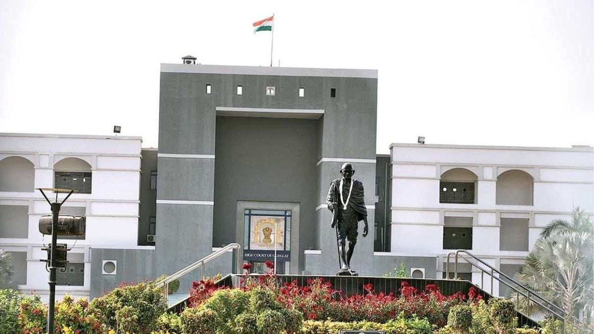 ગુજરાત હાઈકોર્ટમાં વર્ચ્યુઅલ સુનાવણીમાં પોલીસ અધિકારી કોકા-કોલા પીતા પકડાયા, જજે આપી અનોખી સજા