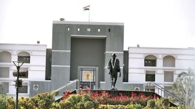 ગુજરાત હાઈકોર્ટમાં વર્ચ્યુઅલ સુનાવણીમાં પોલીસ અધિકારી કોકા-કોલા પીતા પકડાયા, જજે આપી અનોખી સજા