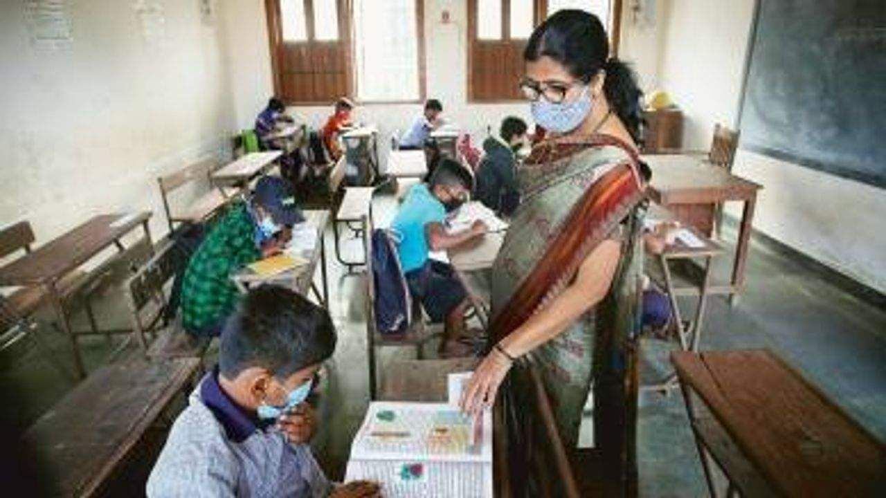Gujarat માં શિક્ષકોની કાયમી ભરતી કરવાની જગ્યાએ પ્રવાસી શિક્ષકોની ભરતી સામે રોષ