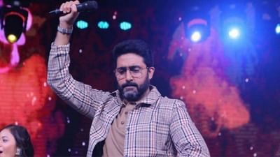 અમિતાભ બચ્ચનના પુત્ર અને અભિનેતા અભિષેક બચ્ચનનો આજે જન્મદિવસ છચે. અભિષેકના જન્મદિવસ પર આજે અમે તમને જણાવીશું તેમના વિશેના રસપ્રદ કિસ્સા અને તેમના કરિયર વિશે. શું તમે જાણો છો કે અભિષેક બચ્ચનનું નામ બર્થ સર્ટિફિકેટમાં બાબા બચ્ચન છે. અભિષેકને બોર્ડિગ કાર્ડસ કલેક્ટ કરવાનો ઘણો શોખ છે અને તે કારણથી જ તે જ્યારે પણ ટ્રાવેલ કરે છે તો બોર્ડિગ કાર્ડસ સાચવીને રાખે છે. 