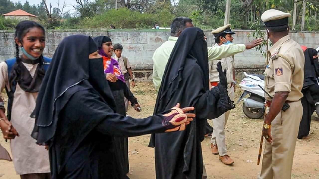 Hijab Controversy : પોલીસે હુબલી-ધારવાડમાં તાત્કાલિક અસરથી કલમ 144 લાગુ કરી, જાણો સમગ્ર વિગત