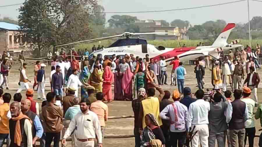 UP Election: ભાજપ પ્રદેશ અધ્યક્ષનું હેલિકોપ્ટર બન્યું સેલ્ફી પોઈન્ટ, સેંકડો કાર્યકરોએ ઉડાવ્યા સુરક્ષા વ્યવસ્થાના ધજાગરા