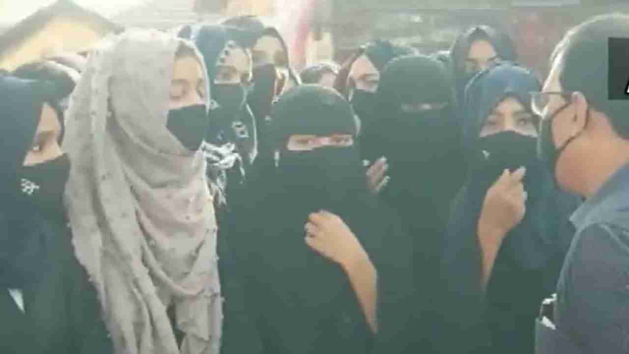 Karnataka hijab controversy : ઉડુપી જિલ્લામાં 19 ફેબ્રુઆરી સુધી CrPCની કલમ 144 લાગુ