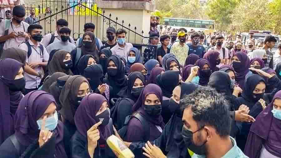 Karnataka Hijab Row: હિજાબ વિવાદ પર કર્ણાટક હાઈકોર્ટની ટિપ્પણી- આગામી સુનાવણી સુધી ધાર્મિક પોશાક પહેરવા પર પ્રતિબંધ