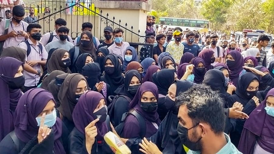 Karnataka Hijab Row: હિજાબ વિવાદ પર કર્ણાટક હાઈકોર્ટની ટિપ્પણી- આગામી સુનાવણી સુધી ધાર્મિક પોશાક પહેરવા પર પ્રતિબંધ