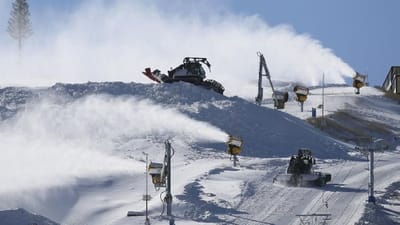 હાલમાં જ ચીનની રાજધાની બેઇજિંગમાં વિન્ટર ઓલિમ્પિક ગેમ્સનું આયોજન કરવામાં આવ્યું હતું. આ પહેલી ઓલિમ્પિક રમતો હતી જેમાં 100% કૃત્રિમ બરફનો ઉપયોગ કરવામાં આવ્યો હતો. જોકે, ઓલિમ્પિક ગેમ્સમાં ખેલાડીઓ કૃત્રિમ બરફ પર રમવાની પ્રથા નવી નથી. અગાઉ 2014માં રશિયામાં યોજાયેલી વિન્ટર ઓલિમ્પિક ગેમ્સમાં 80 ટકા અને દક્ષિણ કોરિયાના પ્યોંગચાંગમાં 2018ની ગેમ્સમાં 90 ટકા સુધી કૃત્રિમ બરફનો ઉપયોગ કરવામાં આવ્યો હતો. જાણો, ચીનમાં આટલા મોટા પાયા પર કેવી રીતે કૃત્રિમ બરફ જમા થયો…