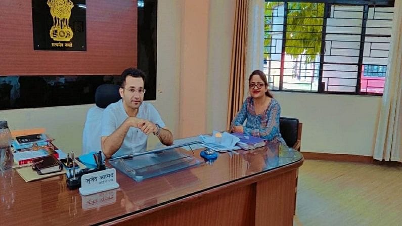 જુનૈદ અહેમદે અલીગઢ મુસ્લિમ યુનિવર્સિટીમાંથી અભ્યાસ કર્યો છે. આ સમય દરમિયાન તે અભ્યાસ પ્રત્યે વધુ ગંભીર ન હતો અને આ જ કારણ હતું કે તે એવરેજ વિદ્યાર્થી જ રહ્યો પછી તેણે ડિસ્ટન્સ લર્નિંગ દ્વારા IGNOUમાંથી ગ્રેજ્યુએશન કર્યું. ગ્રેજ્યુએશનના છેલ્લા વર્ષમાં તેણે યુપીએસસીમાં (UPSC) જવાનું મન બનાવ્યું.