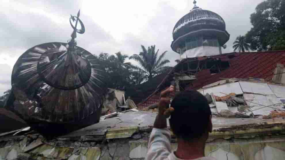 Earthquake in Indonesia : ભૂસ્ખલનને કારણે 10 લોકોના મોત, 400થી વધુ ઘાયલ, લોકો કાટમાળ નીચે ફસાયા