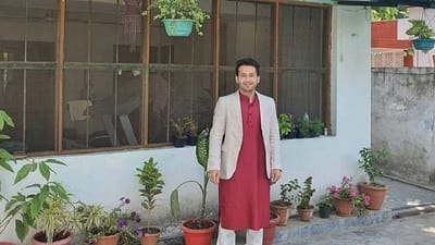 સિવિલ સર્વિસીસ પરીક્ષાની (Civil Services Exam) તૈયારી કરતા ઘણા ઉમેદવારોને પરીક્ષા પાસ કરવામાં ઘણા વર્ષો લાગે છે. આ પરીક્ષા દેશની સૌથી મોટી પરીક્ષાઓમાંની એક છે. આવી સ્થિતિમાં ઘણા એવા વિદ્યાર્થીઓ છે જે સતત નિષ્ફળ જવાને કારણે પરીક્ષા અધવચ્ચે જ છોડી દે છે. કેટલાક ઉમેદવારો તેમની ભૂલો સુધારીને આગળ વધે છે અને સફળતા પ્રાપ્ત કરે છે. આવા વિદ્યાર્થીઓમાં IAS ઓફિસર જુનૈદ ખાનનું નામ લેવામાં આવે છે. અહીં અમે UPSC પરીક્ષા 2018ના ટોપર જુનૈદ અહેમદની (Junaid Ahmad) વાત કહીશું.