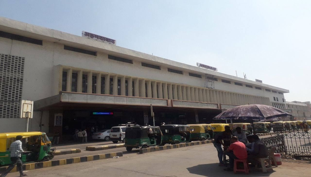 અમદવાદનું કાલુપુર રેલ્વે સ્ટેશન ગુજરાત અને ભારતનું મુખ્ય રેલ્વે સ્ટેશન છે. તે ગુજરાતનું સૌથી મોટું રેલ્વે સ્ટેશન પણ છે અને ભારતના મુખ્ય રેલ્વે સ્ટેશનોમાંનું એક પણ છે. 