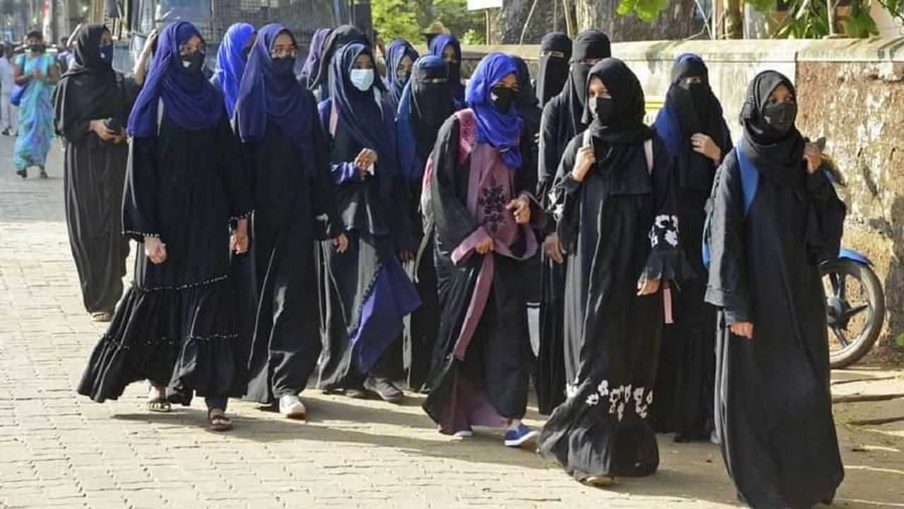 Hijab Controversy : વિદ્યાર્થીનીઓએ યુનિફોર્મ સાથે મેચિંગ હિજાબ પહેરવાની હાઈકોર્ટમાં કરી માગ, આજે થશે સુનાવણી