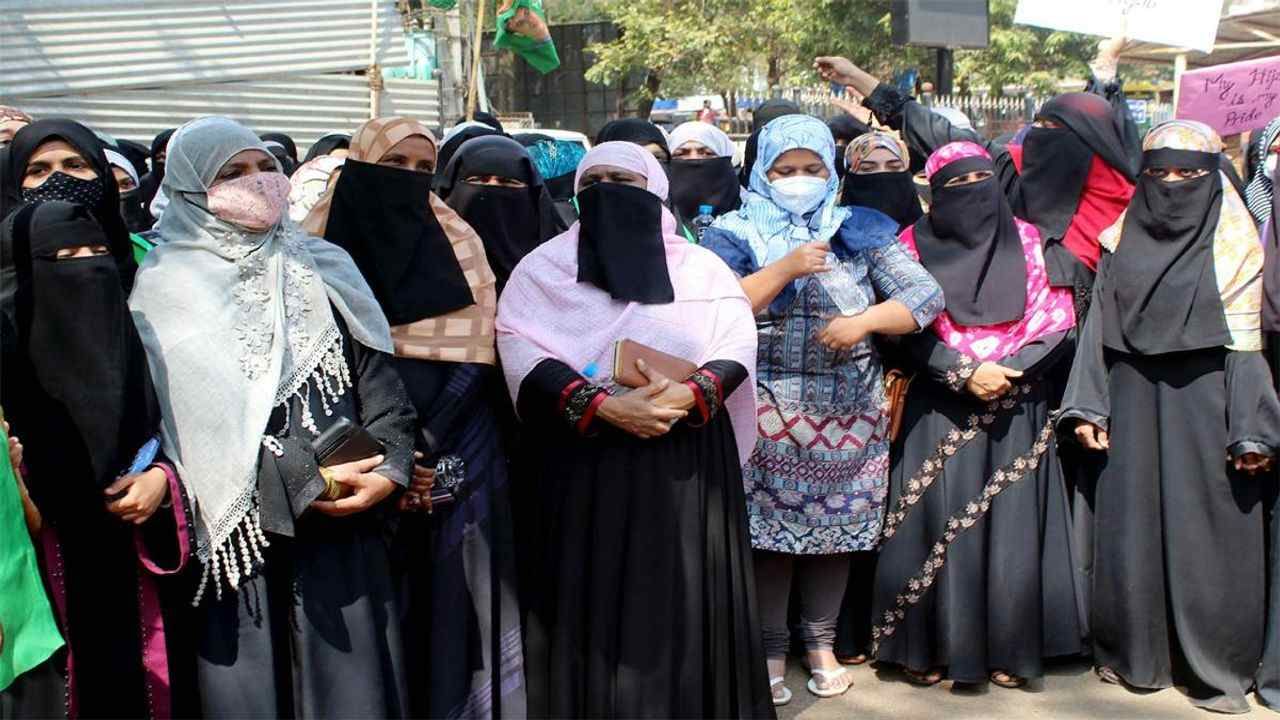 Karnataka Hijab controversy: હિજાબ શું છે કે જેના પર કર્ણાટકમાં છે હોબાળો, જાણો તે બુરખા અને નકાબથી કેવી રીતે અલગ છે