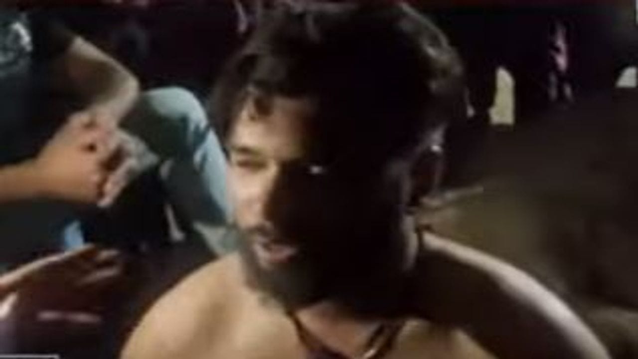 Rajkot: પૂર્વ પ્રેમિકાના ફોટા વાયરલ કરવા યુવકને પડ્યા ભારે, યુવતી પર બળજબરી કરતા જોઇ ભીડે ચખાડ્યો મેથીપાક, જુઓ વીડિયો Rajkot: પૂર્વ પ્રેમિકાના ફોટા વાયરલ કરવા યુવકને પડ્યા ભારે, યુવતી પર બળજબરી કરતા જોઇ ભીડે ચખાડ્યો મેથીપાક, જુઓ વીડિયો