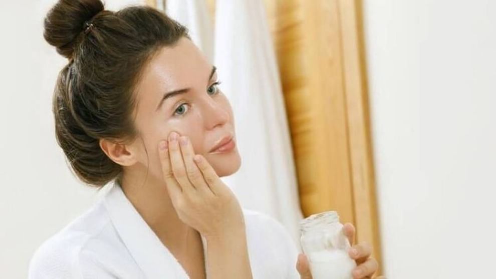તૈલી ત્વચાઃ આ પ્રકારની ત્વચા ધરાવતા લોકોને ઘણી સમસ્યાઓનો સામનો કરવો પડે છે. લીંબુમાં રહેલા ગુણોને કારણે ત્વચા પર આવતા વધારાના તેલને સરળતાથી દૂર કરી શકાય છે. તેથી અઠવાડિયામાં એક વાર લીંબુની વરાળ અવશ્ય લો.