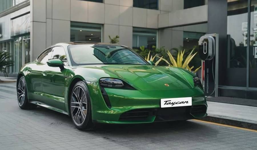 टायकन ने भारत में पहला इलेक्ट्रिक वाहन चमचमाते हरे रंग के माम्बा मैटेलिक रंग में दिया है।  आपको बता दें कि यह कार महज 2.8 सेकेंड में 100 किमी प्रति घंटे की रफ्तार पकड़ सकती है।
