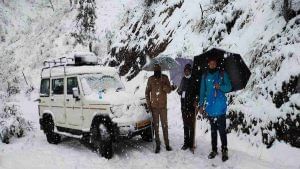 Uttarakhand Assembly Election : 14મી ફેબ્રુઆરીએ તમામે તમામ 70 બેઠકો માટે ચૂંટણી, હિમવર્ષાવાળા વિસ્તારમાં 18 કલાક ચાલીને મતદાન મથકે પહોચ્યા ચૂંટણી અધિકારીઓ