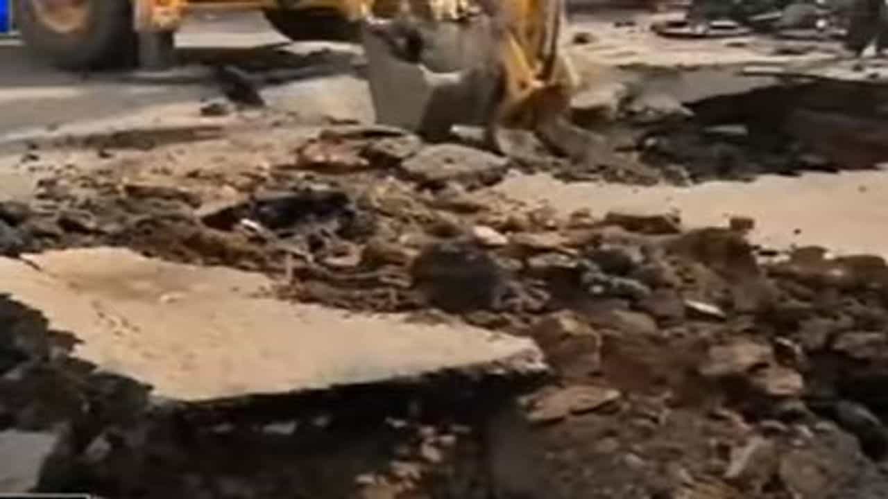 Ahmedabad: મહાનગરપાલિકા રોડ કોન્ટ્રાક્ટરની ખુલી રોલ, રોડ બનાવ્યાના ત્રીજા દિવસે જ પડ્યો ભૂવો