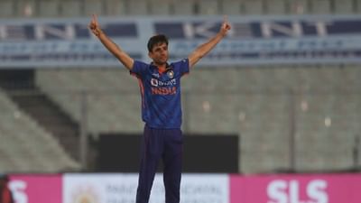 જ્યારે રવિ બિશ્નોઈને વેસ્ટ ઈન્ડિઝ સામેની પ્રથમ T20 મેચ પહેલા ડેબ્યૂ કેપ આપવામાં આવી હતી, ત્યારે દરેકને તેની પાસેથી વધુ સારું પ્રદર્શન કરવાની અપેક્ષા હતી અને તે જ થયું. રવિ બિશ્નોઈએ પોતાની ડેબ્યૂ મેચમાં શાનદાર બોલિંગ કરી, તેણે 4 ઓવરમાં માત્ર 17 રન આપ્યા અને તેણે 2 વિકેટ લીધી.