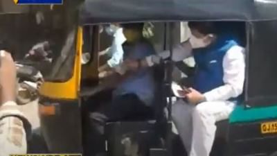 Valsad: મહેસૂલ પ્રધાન રાજેન્દ્ર ત્રિવેદી રિક્ષામાં બેસી પહોંચ્યા મામલતદાર ઓફિસ, રજિસ્ટર ઓફિસની કામગીરીનું કર્યુ સરપ્રાઇઝ ચેકિંગ