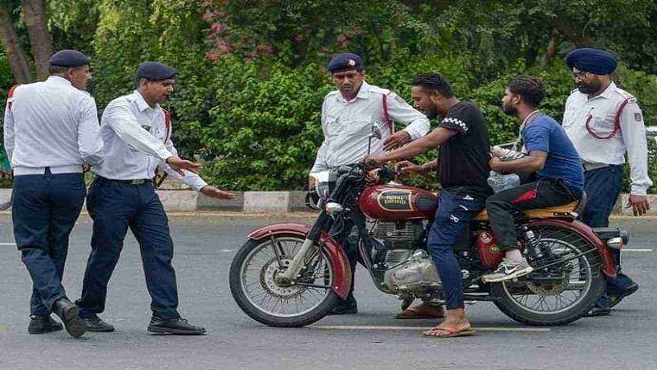 Traffic Rules: શું ચપ્પલ પહેરીને ટુ-વ્હીલર ચલાવવું ગુનો છે? જાણો શું કહે છે કાયદો