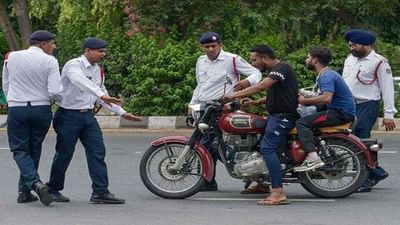 Traffic Rules: શું ચપ્પલ પહેરીને ટુ-વ્હીલર ચલાવવું ગુનો છે? જાણો શું કહે છે કાયદો