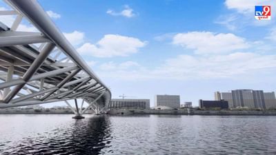 અમદાવાદ સાબરમતી રિવરફ્રન્ટ ઓથોરિટી રિવરફ્રન્ટ પર એક પછી એક ઘણાં આકર્ષણો ઉમેરે છે. તાજેતરમાં, હેલિકોપ્ટર સવારી પછી, સાબરમતી રિવરફ્રન્ટ ફૂટ ઓવર બ્રિજ અથવા રિવરફ્રન્ટ ફૂટબ્રિજ આગામી આકર્ષણ છે. તે નદીના પૂર્વ અને પશ્ચિમ કિનારાને જોડે છે.