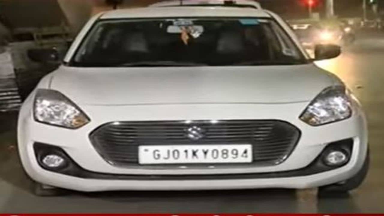 Ahmedabad: આશ્રમ રોડ સિટી કોર્નર હોટલ પાસે આંગડિયા પેઢીનો કર્મચારી લૂંટાયો, કારનો કાચ તોડી કરાઇ લૂંટ