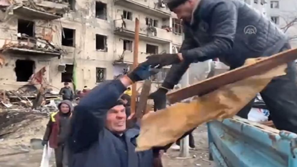Russia Ukraine War: પોતાના તૂટેલા ઘરોમાંથી કાટમાળ ભેગો કરી રહ્યા છે લોકો, વીડિયો જોઈ આંખો થઈ જશે ભીની