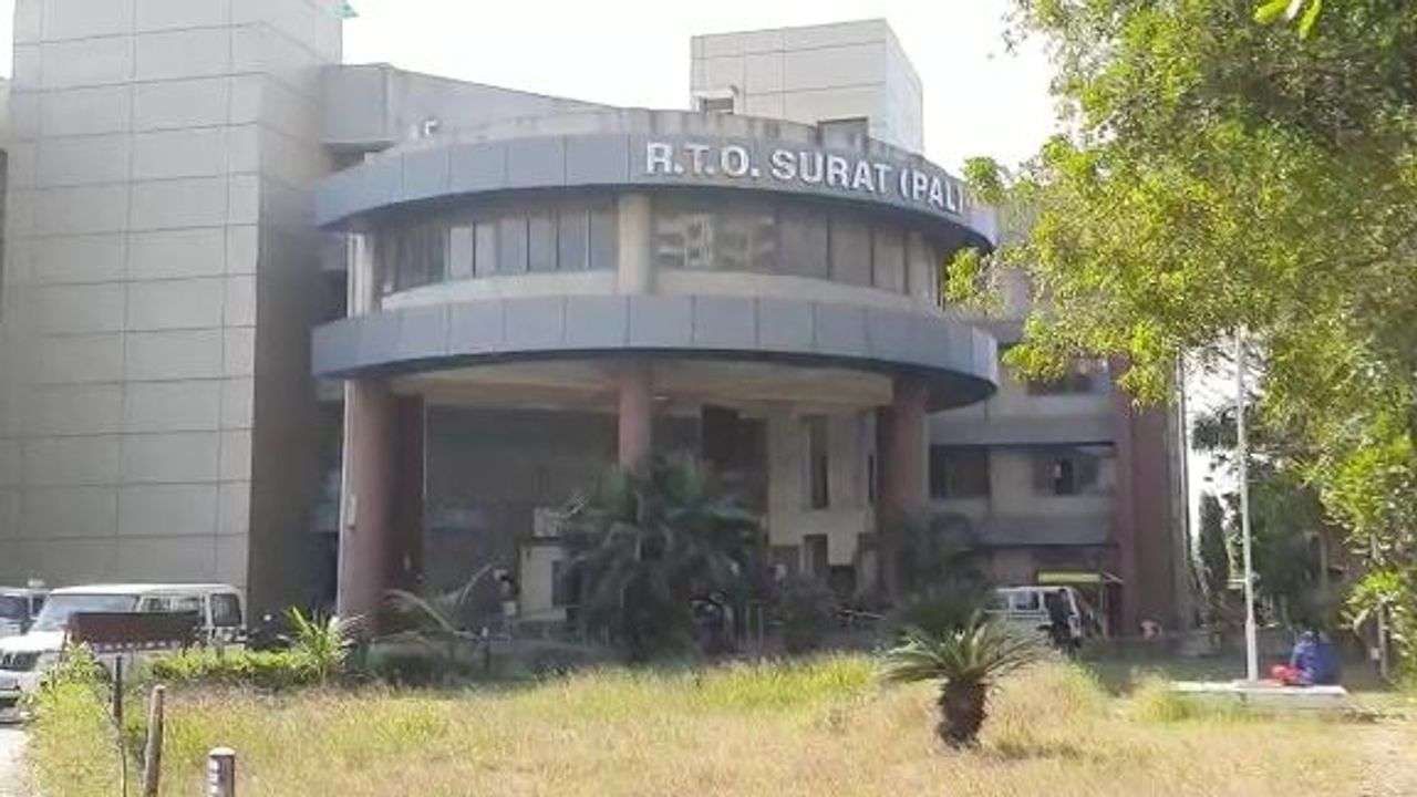 Surat: RTO કચેરીમાં એજન્ટોની દાદાગીરી, એક એજન્ટે ARTOની ચેમ્બરમાં જઈ અધિકારીનો કોલર પકડી લીધો