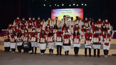 સૌરાષ્ટ્ર યુનિવર્સિટીનો 56મો  પદવીદાન સમારોહઃ વિદ્યાર્થીઓના ગોલ્ડમેડલ કરતા નેતાઓનો ભભકો વધારે જોવા મળ્યો