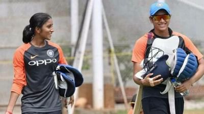 ભારતીય બેટ્સમેન સ્મૃતિ મંધાના (Smriti Mandhana) અને જેમિમા રોડ્રિગ્સ મહિલા (Jemimah Rodrigues) 'ધ હંડ્રેડ' ટુર્નામેન્ટની આગામી સિઝન (2022) માટે ફ્રેન્ચાઇઝી ટીમો દ્વારા રિટેન કરવામાં આવેલા વિદેશી ખેલાડીઓમાં સામેલ છે. જો કે, અન્ય ત્રણ ભારતીય ખેલાડીઓને તેમની ફ્રેન્ચાઈઝીઓએ જાળવી રાખ્યા ન હતા. કઈ ટીમોએ મંધાના અને રોડ્રિગ્સને રિટેન કરનાર ફ્રેન્ચાઈઝીને જાળવી રાખ્યા છે અને ક્યા ત્રણ ખેલાડીઓ નિરાશ થયા છે, બતાવીએ આપને.