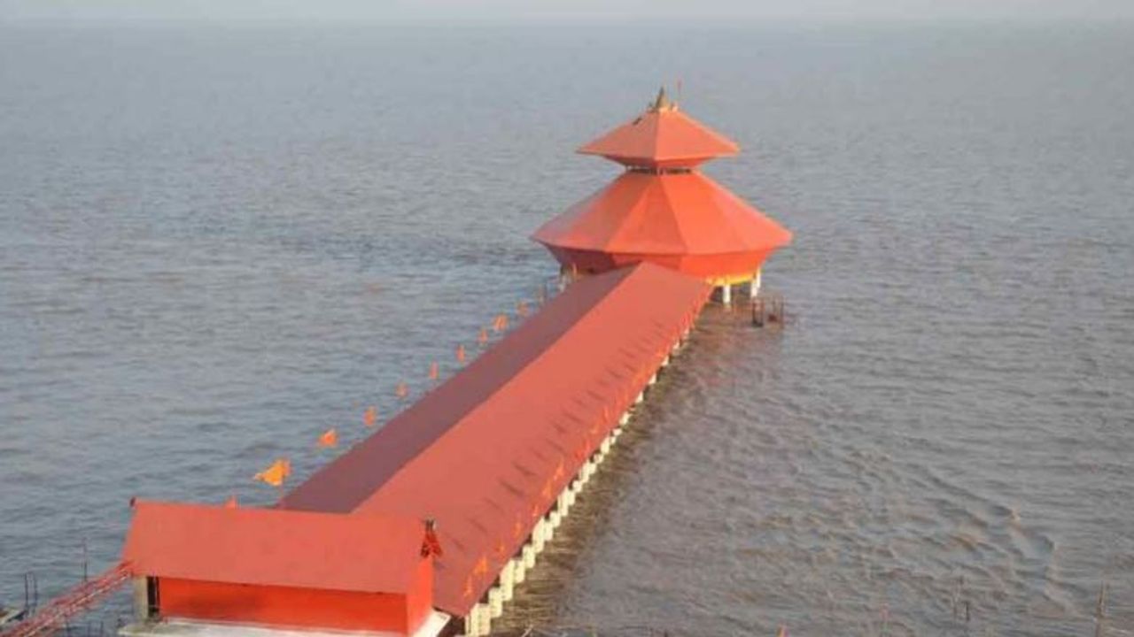 Stambheshwar Mahadev Slowly emerges from ocean waters at low tide and creates strange view