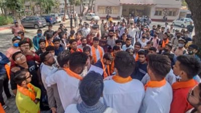 Surat : કેપી કોમર્સ કોલેજમાં વિદ્યાર્થી પર હુમલા પ્રકરણમાં સંડોવાયેલા વિધર્મી યુવકોને સસ્પેન્ડ કરવાની માંગ સાથે એબીવીપીનું વિરોધ પ્રદર્શન