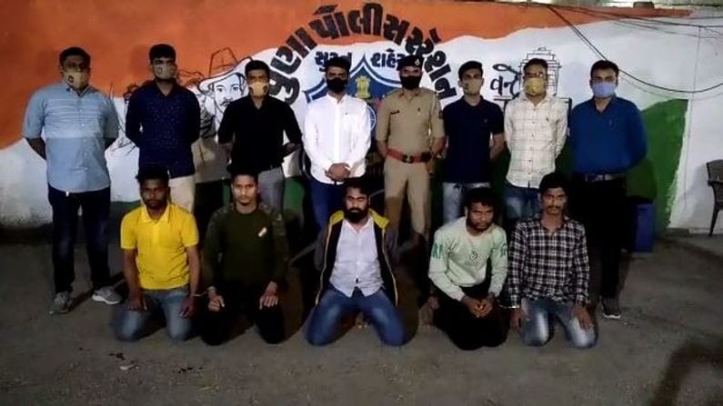 Surat: પુણા વિસ્તારમાં તમંચો બતાવી થયેલી લૂંટ મામલે પોલીસની કાર્યવાહી, 5 આરોપીને મુંબઇથી ઝડપી પાડ્યા Surat: પુણા વિસ્તારમાં તમંચો બતાવી થયેલી લૂંટ મામલે પોલીસની કાર્યવાહી, 5 આરોપીને મુંબઇથી ઝડપી પાડ્યા