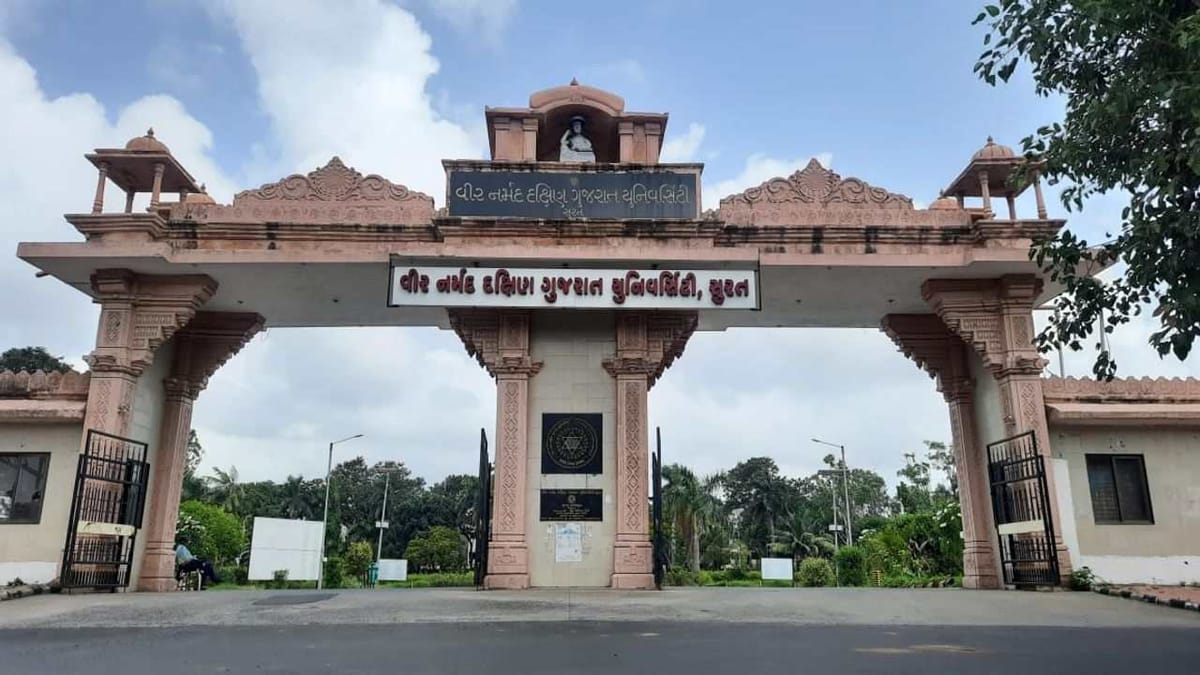 Surat : ત્રીજી લહેર શાંત પડતા કોલેજો અને યુનિવર્સીટી વિભાગોમાં ફરજિયાત ઓફલાઇન શિક્ષણનો આદેશ