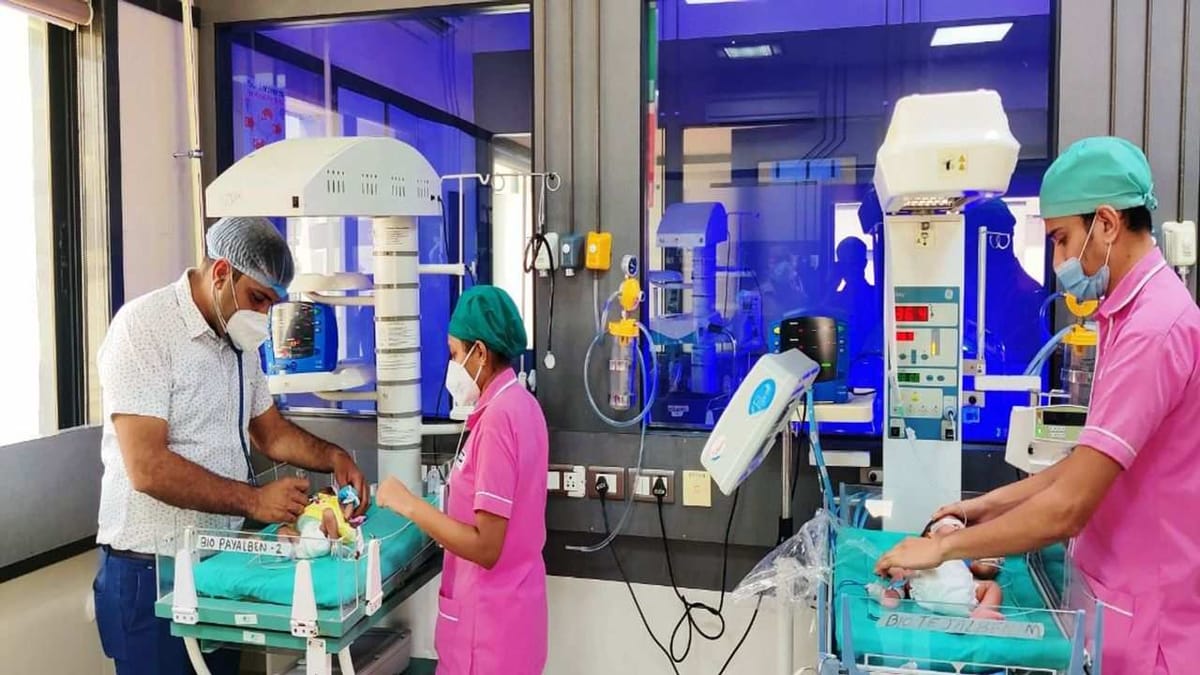 Surat : અધૂરા માસે જન્મેલી બે જોડિયા બાળકીઓએ કોરોનાને આપી માત, 28 દિવસની મેરેથોન સારવાર બાદ રજા અપાઈ