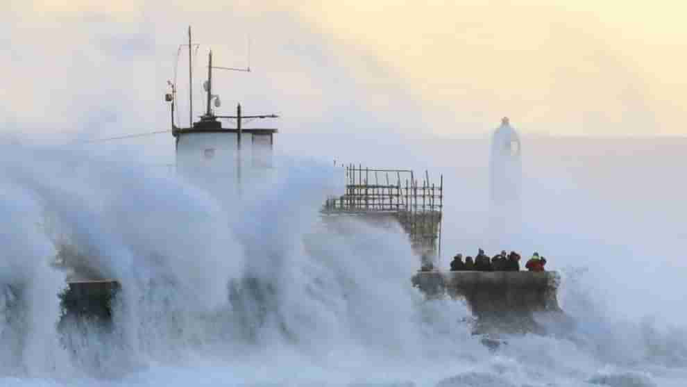 Storm Eunice: બ્રિટન પર ખતરનાક વાવાઝોડા યુનિસનું જોખમ, લંડનમાં રેડ એલર્ટ જાહેર