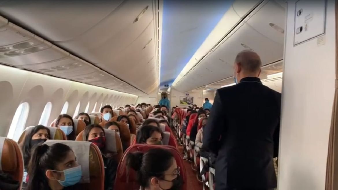 ભારતીય વિદ્યાર્થીઓનું એક જૂથ રોમાનિયાથી વિમાનમાં ચડ્યું છે. વિદ્યાર્થીઓનો એક વીડિયો પણ સામે આવ્યો છે, જેમાં જોઈ શકાય છે કે અધિકારીઓ તેમને માર્ગદર્શિકા સમજાવી રહ્યા છે. (Screen grabbed)