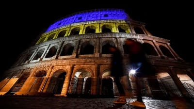 રશિયા અને યુક્રેન વચ્ચેના યુદ્ધને લઈને વિશ્વભરમાં દેખાવો થઈ રહ્યા છે. લોકોએ આ યુદ્ધને રોકવાની માંગ કરી છે. પશ્ચિમી દેશો અને લોકો દ્વારા આ યુદ્ધ માટે રશિયાને જવાબદાર ઠેરવવામાં આવ્યું છે. યુક્રેન પર રશિયન હુમલા પછી એકતા દર્શાવવા માટે વિશ્વભરની ઇમારતોને યુક્રેનિયન ધ્વજના રંગોથી શણગારવામાં આવી છે.