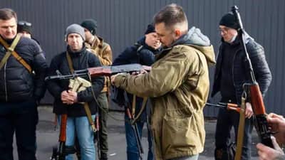 કોઈ છે આર્કિટેક્ટ તો કોઈ સંગીતકાર, યુક્રેનના યુવાનો રશિયા સામે ઉઠાવી રહ્યા છે હથિયારો