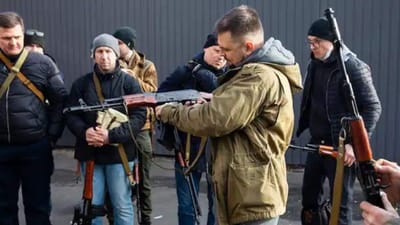 કોઈ છે આર્કિટેક્ટ તો કોઈ સંગીતકાર, યુક્રેનના યુવાનો રશિયા સામે ઉઠાવી રહ્યા છે હથિયારો