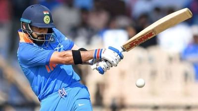 વિરાટ કોહલી જ્યારે પણ ક્રિઝ પર આવે છે ત્યારે કોઈને કોઈ રેકોર્ડ ચોક્કસપણે તોડતો હોય છે. અમદાવાદમાં વેસ્ટ ઈન્ડિઝ સામેની પ્રથમ વનડેમાં પણ કંઈક આવું જ બન્યું હતું. વિરાટ કોહલીએ વેસ્ટ ઈન્ડિઝ સામે બીજી બાઉન્ડ્રી ફટકારતાની સાથે જ ઘર આંગણા પર સૌથી ઝડપી 5000 રન બનાવનાર ખેલાડી બની ગયો હતો.