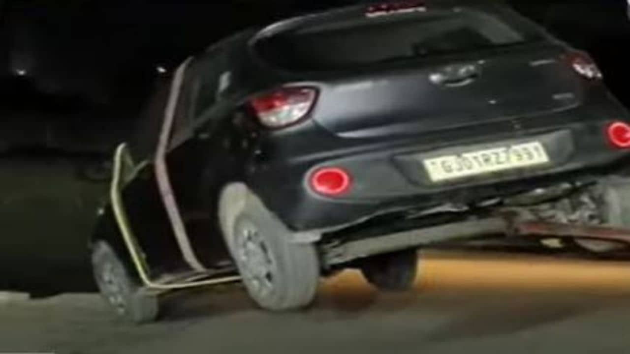 Ahmedabad: વૈષ્ણોદેવી મંદિર પાસેના વિસ્તારમાં કન્સ્ટ્રક્શન સાઈટ પર દિવાલ ધરાશાયી, બેથી ત્રણ કાર બેઝમેન્ટ પાર્કિંગના ખાડામાં ગરકાવ થઈ ગઈ