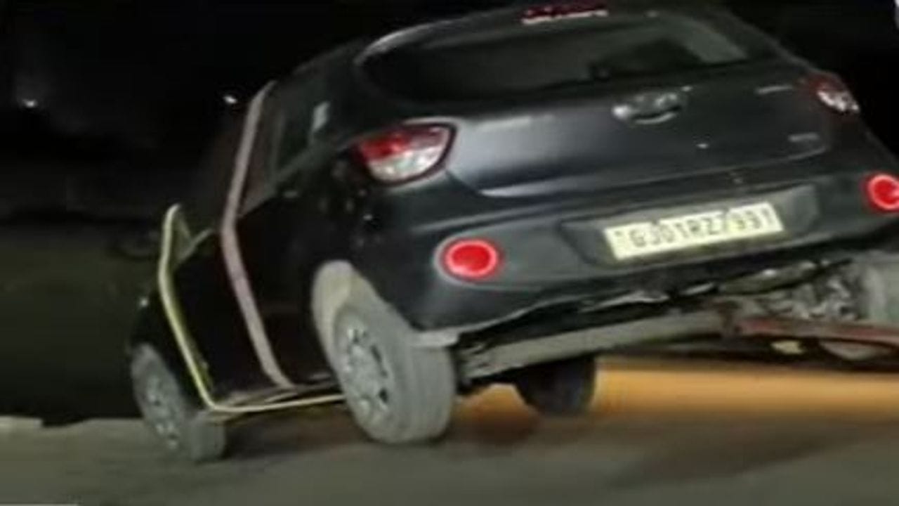 Ahmedabad: વૈષ્ણોદેવી મંદિર પાસેના વિસ્તારમાં કન્સ્ટ્રક્શન સાઈટ પર દિવાલ ધરાશાયી, બેથી ત્રણ કાર બેઝમેન્ટ પાર્કિંગના ખાડામાં ગરકાવ થઈ ગઈ Ahmedabad: વૈષ્ણોદેવી મંદિર પાસેના વિસ્તારમાં કન્સ્ટ્રક્શન સાઈટ પર દિવાલ ધરાશાયી, બેથી ત્રણ કાર બેઝમેન્ટ પાર્કિંગના ખાડામાં ગરકાવ થઈ ગઈ