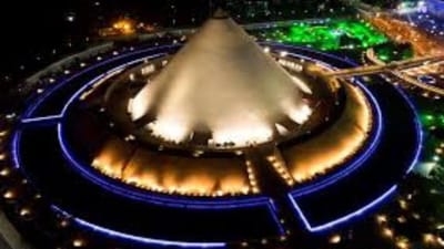 મહાત્મા મંદિર મહાત્મા ગાંધીના જીવન અને દર્શનથી પ્રેરિત છે. તે ગાંધીનગરમાં સેકટર ૧૩, ખાતે આવેલું સંમેલન અને પ્રદર્શન કેન્દ્ર તેમજ સ્મારક સંકુલ છે. આ સંકુલ 34 એકરમાં ફેલાયેલું ભારતનું સૌથી મોટું સંમેલન કેન્દ્ર છે.