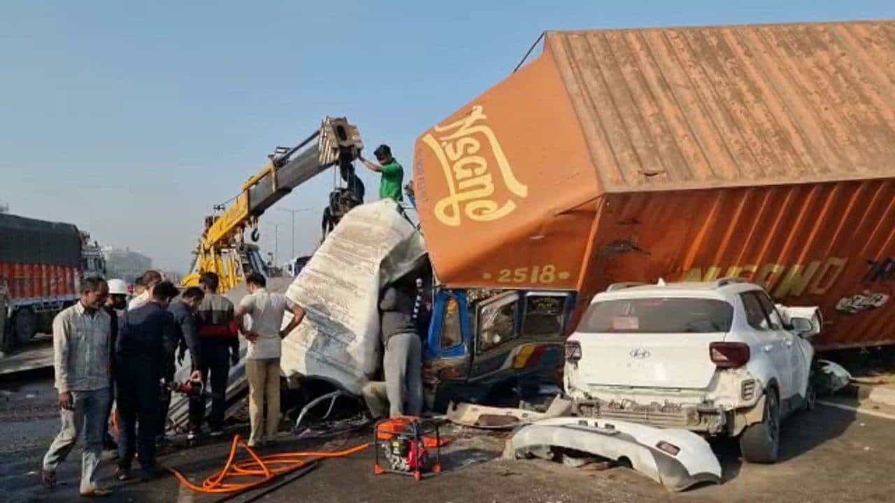 Ankleshwar : હાઇવે ઉપર 6 વાહનો વચ્ચે અકસ્માત, ટ્રકમાં 2 લોકો ફસાતા 3 કલાકના રેસ્ક્યુ ઓપરેશન બાદ જીવિત બહાર કઢાયા,જુઓ વિડીયો